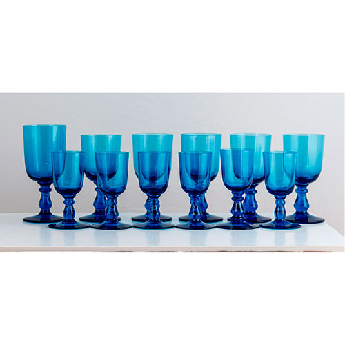Sub.:11-On - Lote: 242 -  Conjunto formado por 15 copas de cristal en color azul de tres tama�os diferentes.