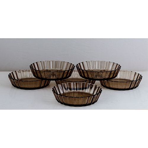 Sub.:11-On - Lote: 244 -  Lote de seis platitos de borde lobulado en cristal tintado negro.