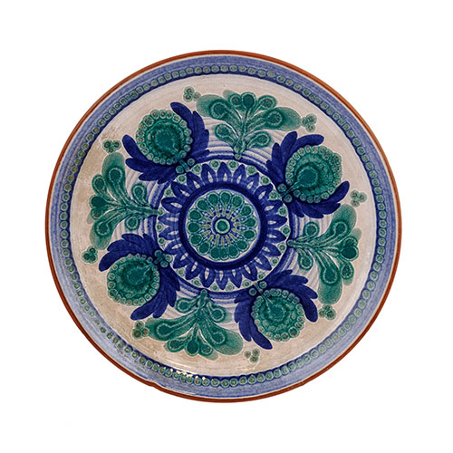 Sub.:11 - Lote: 1409 -  Plato decorativo en cermica esmaltada azul y verde con palmetas y roleo central sobre fondo de engobe blanco. Pintado a mano, Porta Celi, Mallorca.