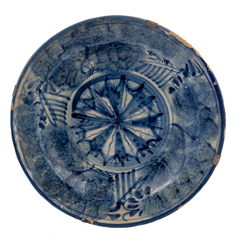 Sub.:11 - Lote: 1222 -  Plato decorativo en cermica esmaltada moncroma con figuras abstractas en azul en torno al motivo de una estrella.