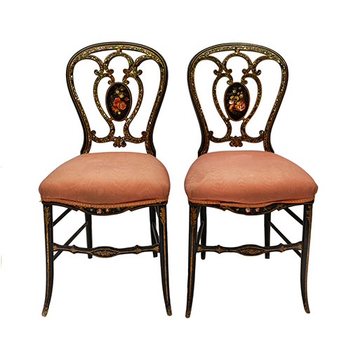 Sub.:11 - Lote: 450 -  Pareja de sillas en madera tallada y ebonizada con marquetera ncar, y motivo central pintado recreando composicin floral con incrustaciones de ncar. Napolen III, s. XIX.