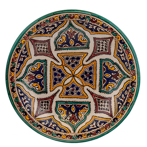 Sub.:11 - Lote: 1221 -  Plato de cermica con decoracin policroma a base de motivos geomtricos sobre fondo de engobe blanco.
