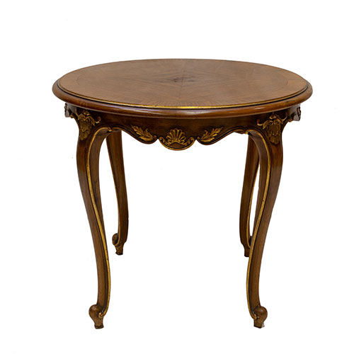 Sub.:11 - Lote: 451 -  Mesa baja de saln estilo Luis XV en madera de nogal dorada y tallada.