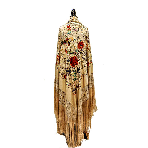 Sub.:11 - Lote: 1453 -  Precioso mantn de manila en seda, con motivos florales, vegetales y pavos reales bordados sobre fondo crudo. 