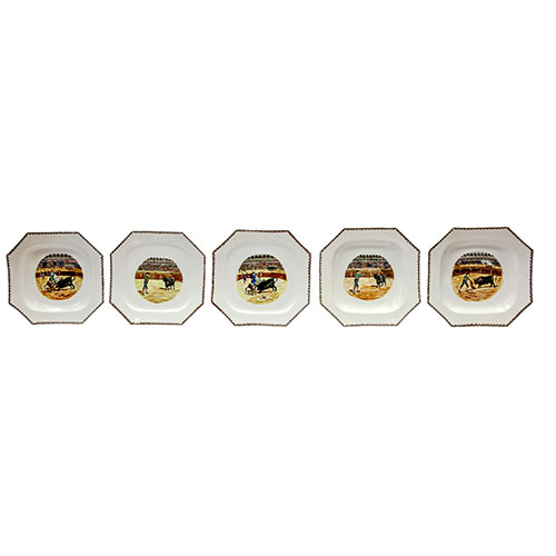 Sub.:11 - Lote: 438 -  Lote de cinco platos octogonales en loza Pickman de la serie China Opaca con escenas taurinas.