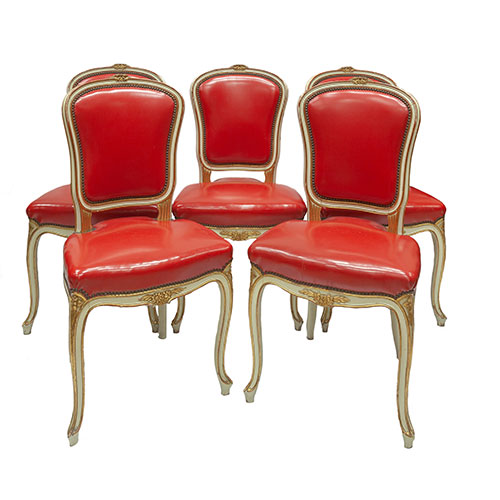 Sub.:11 - Lote: 468 -  Cinco sillas estilo Luis XV, lacadas en blanco y oro, con tapicera smil piel en rojo.
