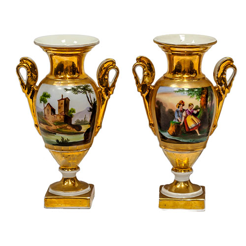 Sub.:11 - Lote: 434 -  Pareja de jarrones franceses, poca Napolen III en porcelana, dorado y con escenas y paisajes pintados.