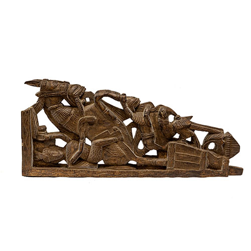Sub.:11 - Lote: 472 -  Repisa en madera tallada con modelos de inspiracin hind.