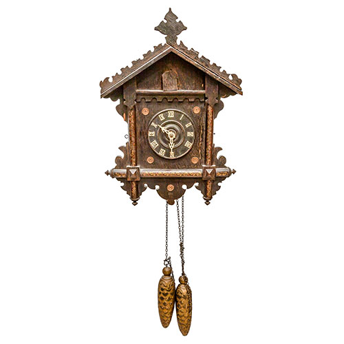 Sub.:11 - Lote: 473 -  Reloj de cuco en madera tallada con pndulo. Esfera con numeracin romana en madera y hueso. 