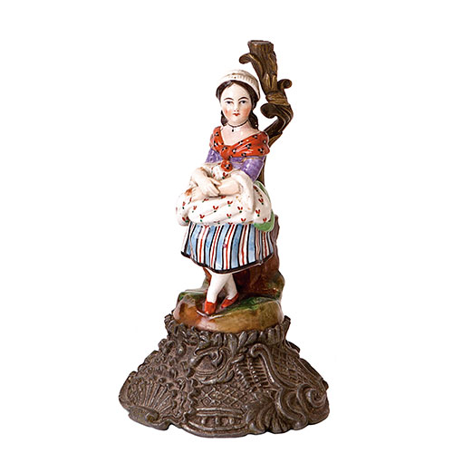 Sub.:11 - Lote: 1166 -  Nia. Figura en porcelana esmaltada, s. XIX, con guarnicin en metal. 