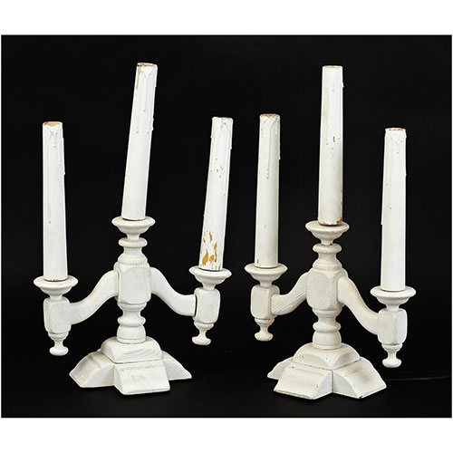 Sub.:11 - Lote: 1202 -  Pareja de candelabros de tres luces en madera lacada en blanco.