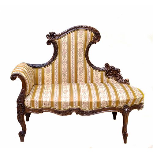 Sub.:11 - Lote: 396 -  Chaise-longue en madera tallada con respaldo alto de arpa. 