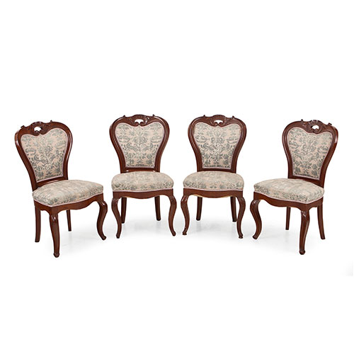 Sub.:11 - Lote: 1430 -  Conjunto de cuatro sillas isabelinas en madera tallada, s. XIX. Desperfectos.