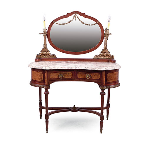 Sub.:11 - Lote: 397 -  Mesa tocador con espejo. En madera patinada, con dos apliques de luz en bronce. Tapa de mrmol.