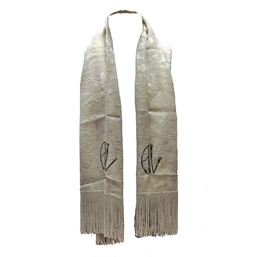 Sub.:12-On - Lote: 165 -  Fular con iniciales bordadas 