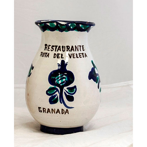 Sub.:12-On - Lote: 343 -  Peque�a jarra en cer�mica vidriada con decoraci�n mon�croma azul y verde sobre fondo de engobe blanco recreando motivos florales. Con la inscripci�n 