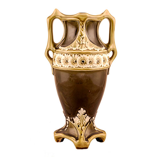 Sub.:12-On - Lote: 240 -  Jarr�n de estilo Art Nouveau en porcelana esmaltada en color verde con orla de margaritas. Firmado.