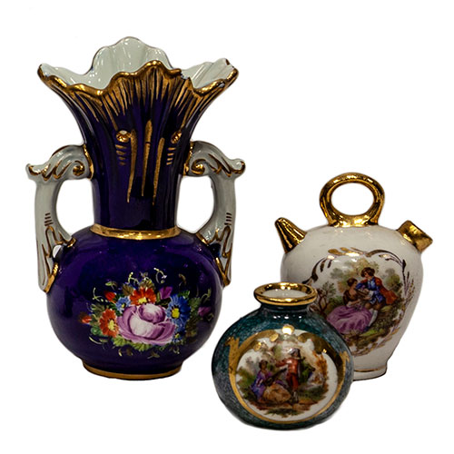 Sub.:12-On - Lote: 250 -  Lote con peque�os jarr�n isabelino, botijo y jarr�n de Limoges en porcelana.