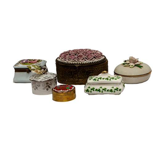 Sub.:12-On - Lote: 226 -  Colecci�n de seis cajitas de porcelana, de diferentes acabados y tama�os, una con perfil met�lico cincelado