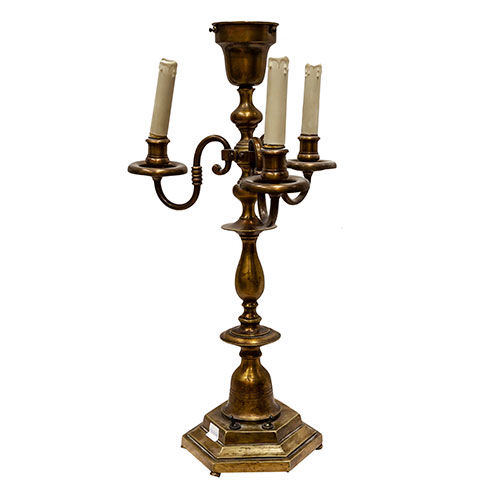 Sub.:12-On - Lote: 81 -  Lámpara en forma de candelabro en bronce con cuatro luces.