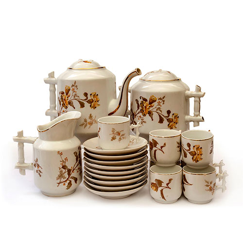 Sub.:12-On - Lote: 1250 -  Juego de caf de 9 servicios, con dos tazas de respuesto en porcelana, con decoracin floral en dorado
