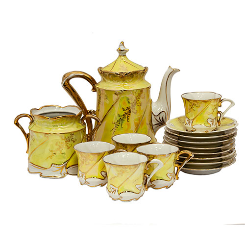 Sub.:12-On - Lote: 271 -  Restos de juego de caf� estilo modernista en porcelana con reflejos irisados y detalles dorados. Consta de: cafetera, azucarero sin tapa, cinco tazas y ocho platos.
