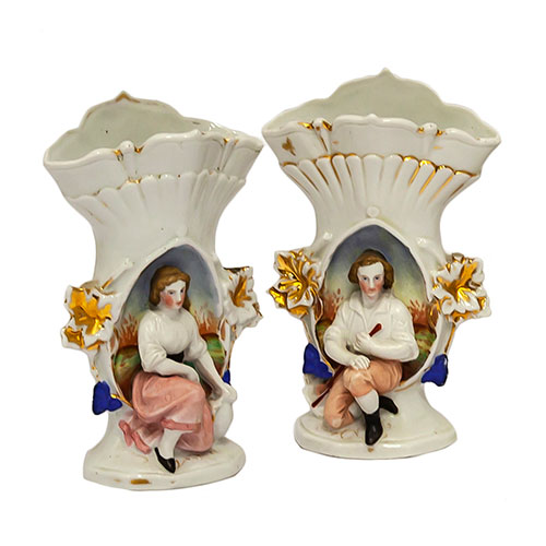 Sub.:12-On - Lote: 274 -  Lote de dos b�caros isabelinos en porcelana con im�genes en altorrelieve de j�venes campesinos.