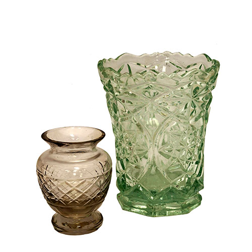 Sub.:12-On - Lote: 203 -  Lote de dos jarrones, uno en cristal tallado y otro en cristal prensado