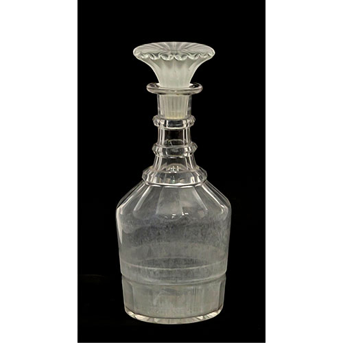 Sub.:12-On - Lote: 200 -  Licorera en cristal tallado.