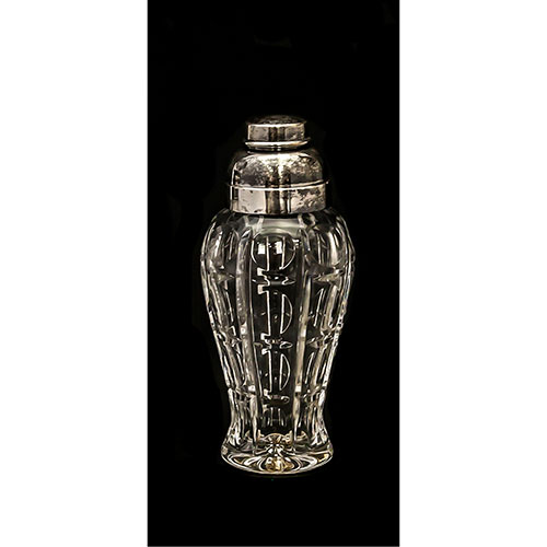 Sub.:12-On - Lote: 190 -  Coctelera en cristal tallado con tapa y embocadura de metal plateado.