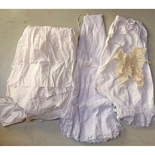 Sub.:12-On - Lote: 166A -  Lote de cuatro prendas antiguas de algod�n a destacar: pololos, enagua y cuello de encaje ingl�s.