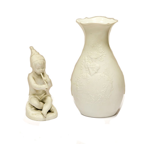 Sub.:12-On - Lote: 293 -  Lote de dos objetos: jarr�n blanco en porcelana Kaiser y ni�o en porcelana de Bidasoa.