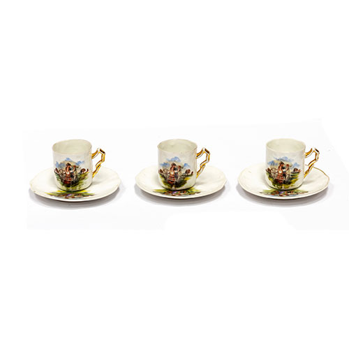 Sub.:12-On - Lote: 227 -  Tres tacitas con plato en porcelana, con escenas rom�nticas.