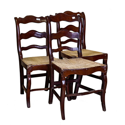 Sub.:12-On - Lote: 9 -  Juego de tres sillas en madera tallada, con respaldo calado y asiento de enea