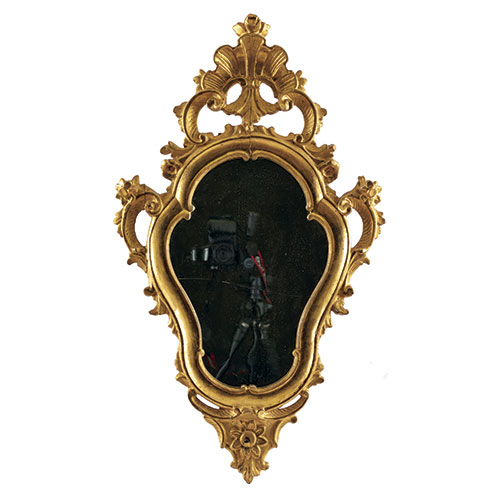 Sub.:12-On - Lote: 127 -  Cornucopia en madera tallada y policromada con rotura en el cristal.