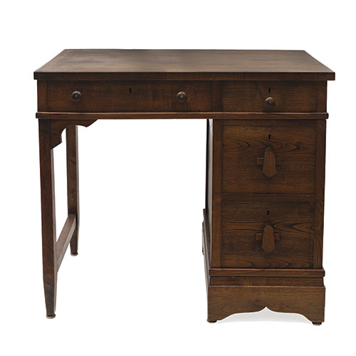 Sub.:12-On - Lote: 12 -  Pequeña mesa de escritorio de dormitorio en madera de castaño, con cajonera lateral de dos cajones y otro dos asimétricos en cintura