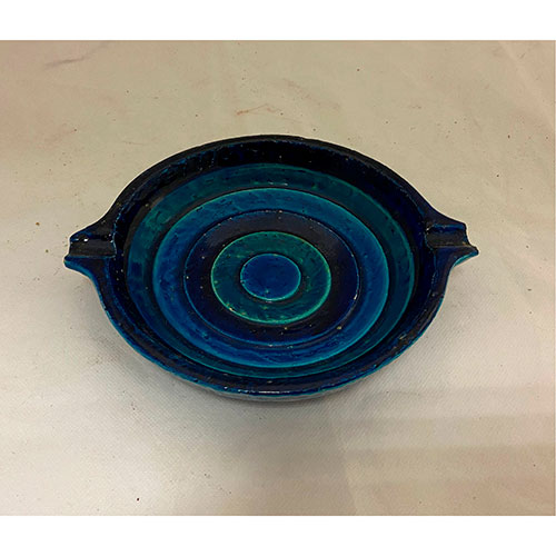 Sub.:12-On - Lote: 331 -  Cenicero realizado en cer�mica vidriada en azul.