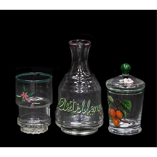 Sub.:12-On - Lote: 191 -  Tres piezas realizadas en cristal con detalles pintados.