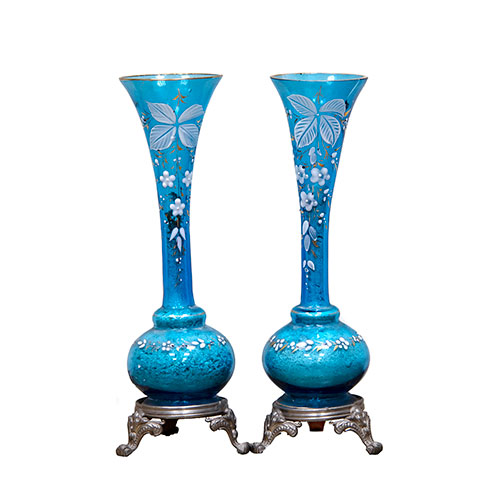 Sub.:12-On - Lote: 192 -  Pareja de violeteros en cristal con escenas pintadas y base en metal plateado.1900