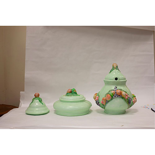 Sub.:12-On - Lote: 303 -  Lote de fuente y aguamanil de pared en cer�mica con decoraci�n de frutas.