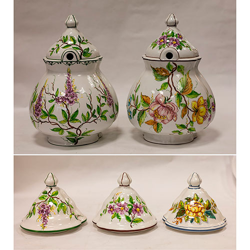 Sub.:12-On - Lote: 304 -  Lote de dos aguamaniles de pared en cer�mica con sus tapas. decoraci�n floral.