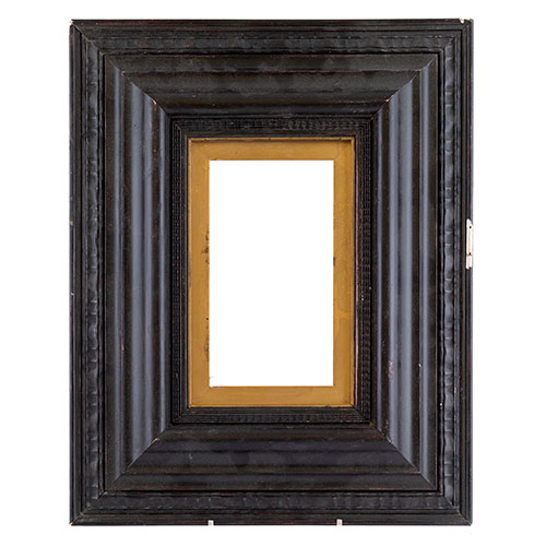 Sub.:12-On - Lote: 130 -  Marco en madera tallada y ebonizada con dorado interior.