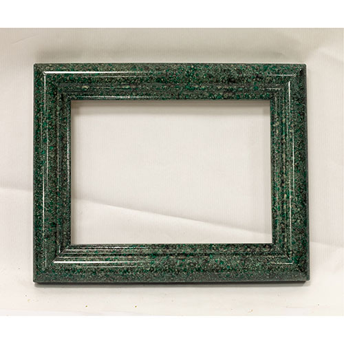 Sub.:12-On - Lote: 131 -  Marco en resina simulando piedras duras.
