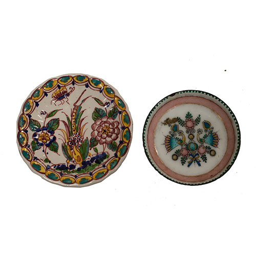 Sub.:12-On - Lote: 259 -  Lote de dos platitos. Uno de ellos en porcelana de Austria y el otro en cer�mica. Pintados a mano.