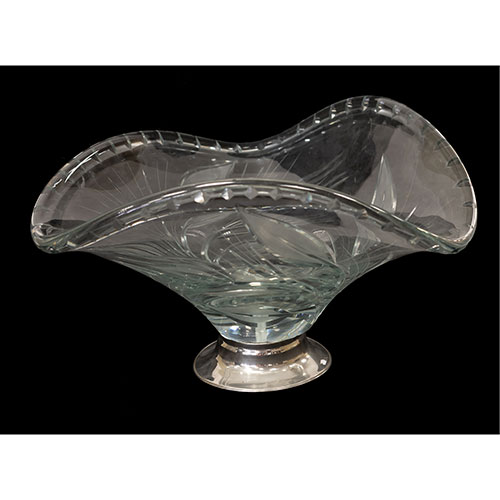 Sub.:12-On - Lote: 196 -  Frutero en cristal con base en metal plateado.