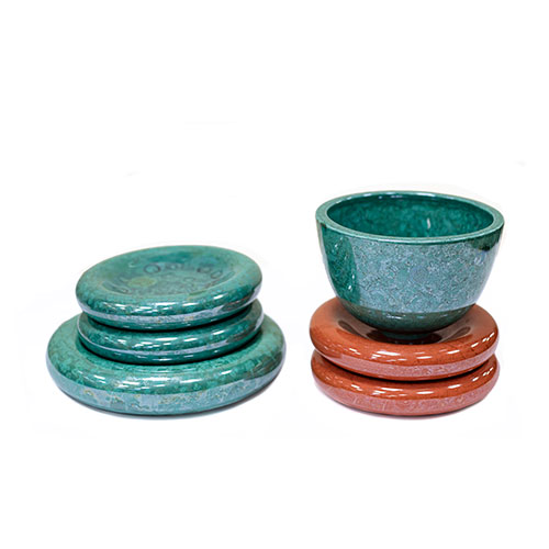 Sub.:12-On - Lote: 318 -  Conjunto de cer�mica vidriada formado por un cuenco, cuatro platos peque�os y uno llano.