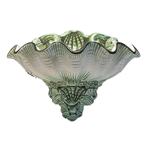 Sub.:12-On - Lote: 333 -  Pila de pared en cer�mica vidriada con tonos blanco y verde.