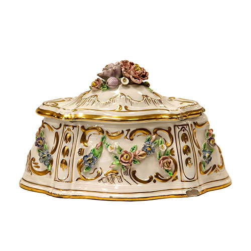 Sub.:12-On - Lote: 281 -  Caja en porcelana con decoraci�n floral