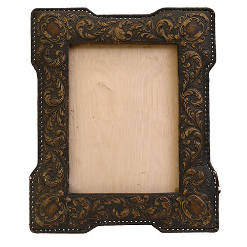 Sub.:12-On - Lote: 129 -  Portarretratos en cuero grabado