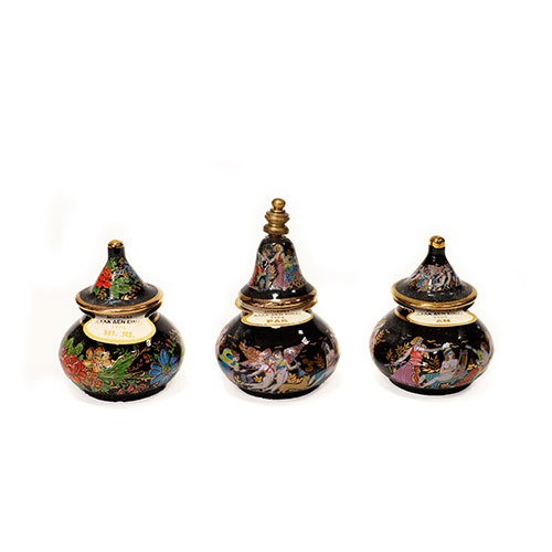 Sub.:12-On - Lote: 257 -  Lote de tres perfumeros en porcelana policromada con representaci�n de escenas griegas.